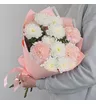 Букет из белых махровых хризантем и розовых гвоздик
