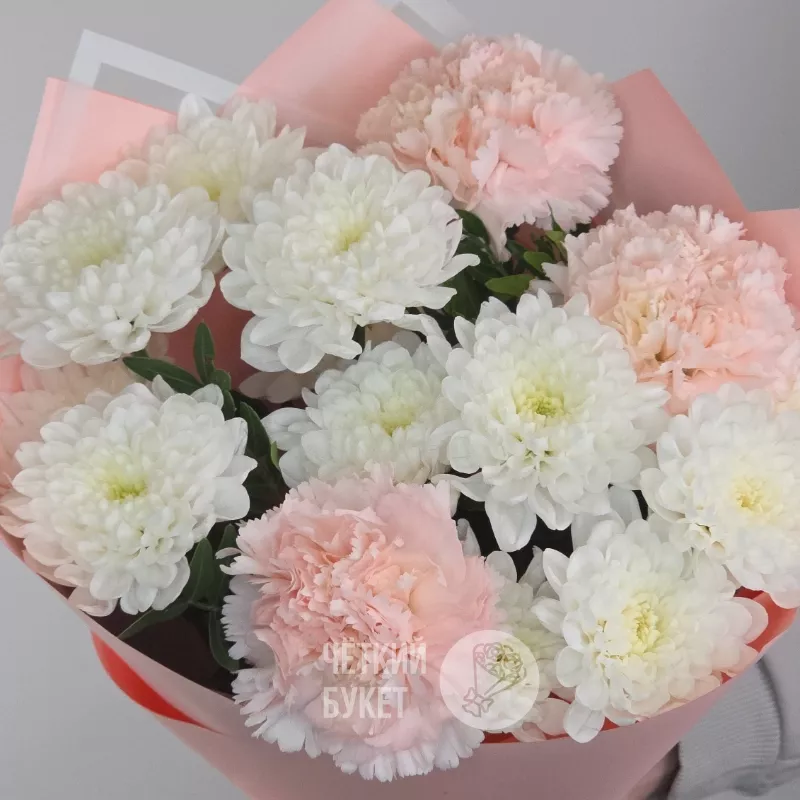 Букет из белых махровых хризантем и розовых гвоздик 4