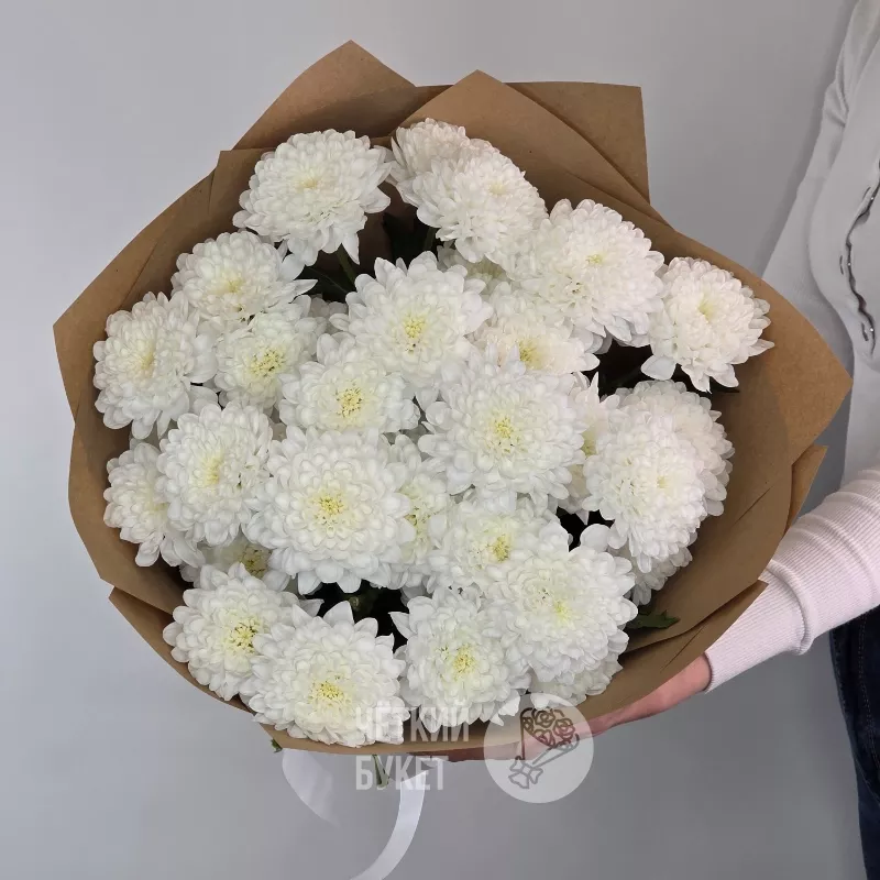 Букет из белых махровых хризантем в крафт 3