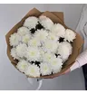 Букет из белых махровых хризантем в крафт 3