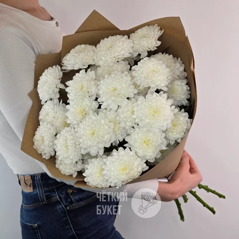 Букет из белых махровых хризантем в крафт 1