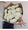 Букет из белых махровых хризантем в крафт 1