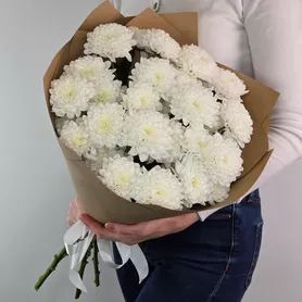 Букет из белых махровых хризантем в крафт от интернет-магазина «Чёткий букет» в Воронеже