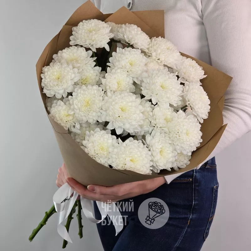 Букет из белых махровых хризантем в крафт