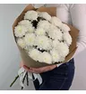 Букет из белых махровых хризантем в крафт