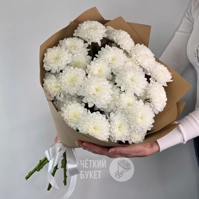 Букет из белых махровых хризантем в крафт 2