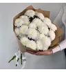 Букет из белых махровых хризантем в крафт 2