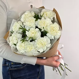 Букет из 11 белых гвоздик с зеленью фисташки в крафт  от интернет-магазина «Чёткий букет» в Воронеже