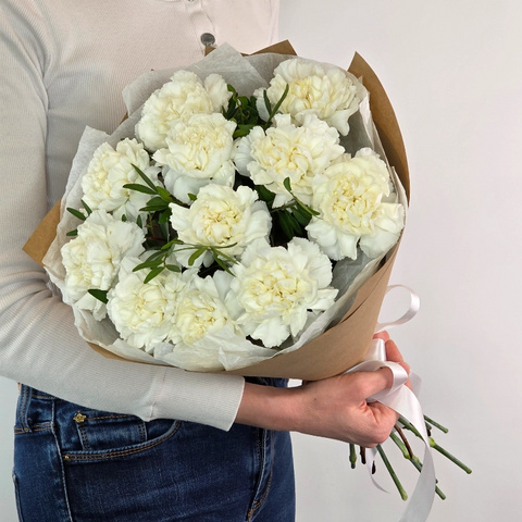 Букет из 11 белых гвоздик с зеленью фисташки в крафт  от интернет-магазина «Чёткий букет» в Воронеже