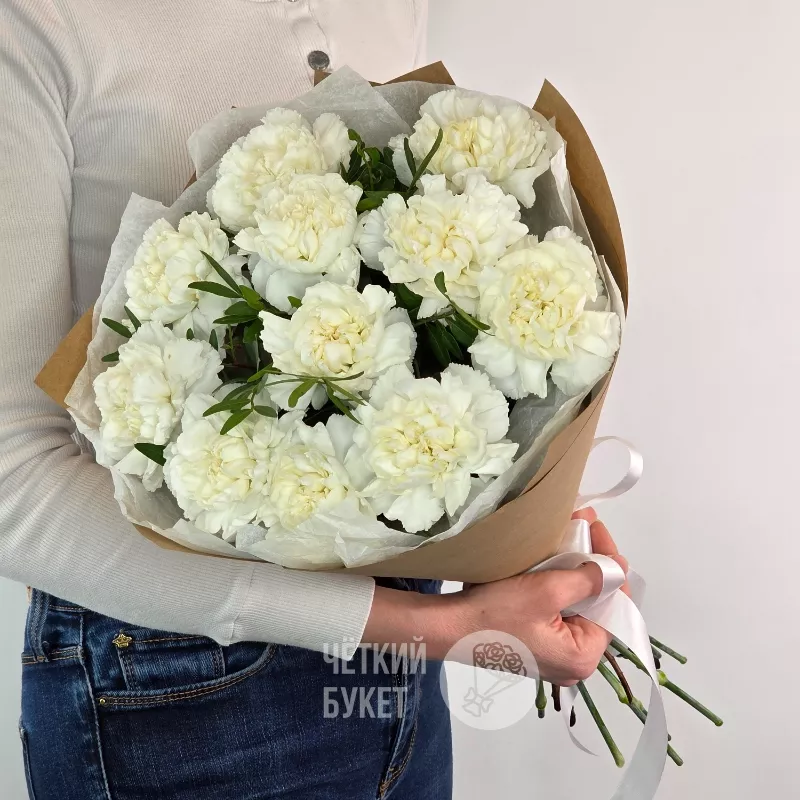 Букет из 11 белых гвоздик с зеленью фисташки в крафт 