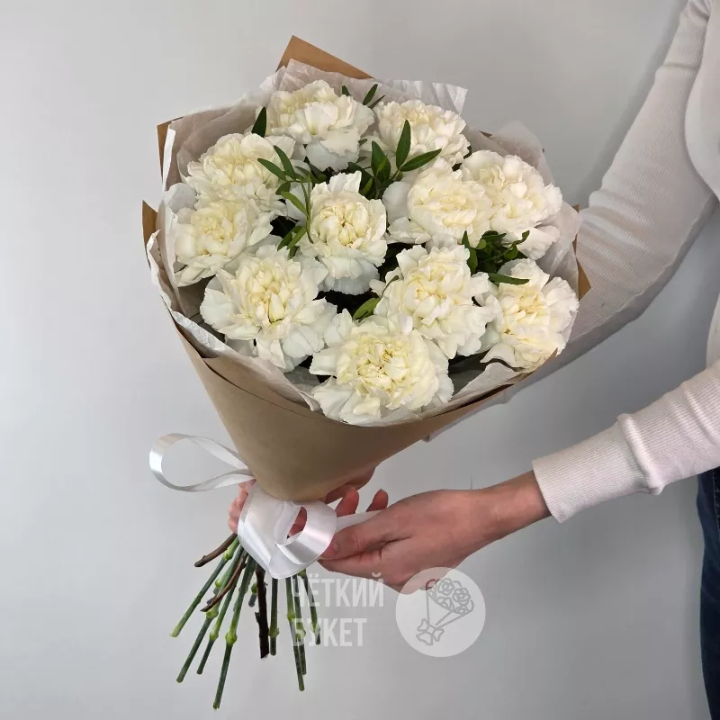 Букет из 11 белых гвоздик с зеленью фисташки в крафт  1