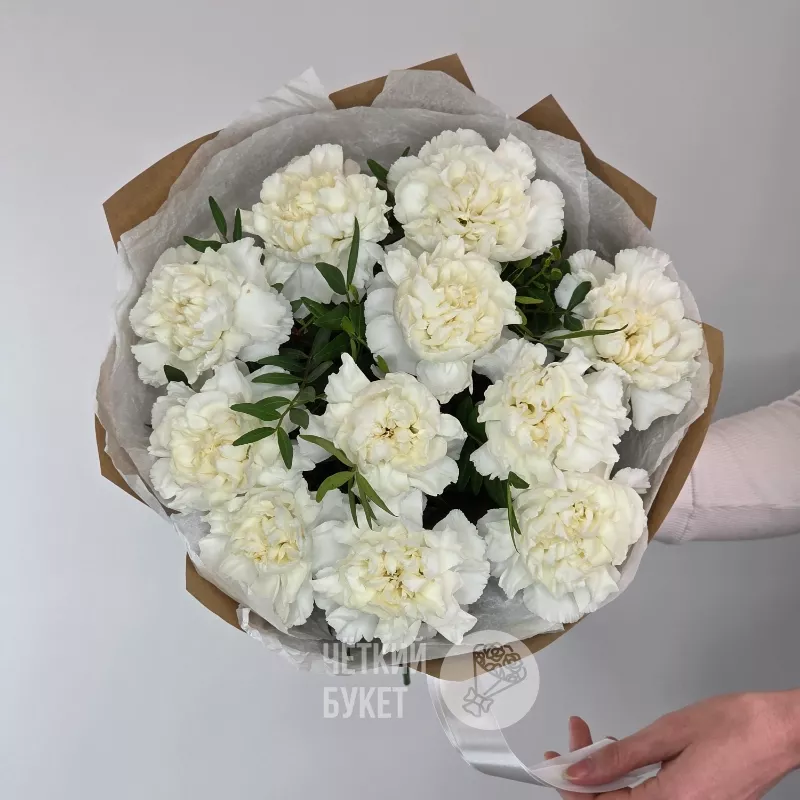 Букет из 11 белых гвоздик с зеленью фисташки в крафт  2