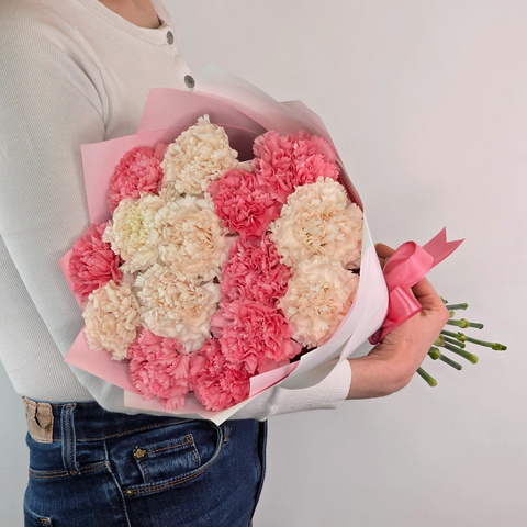 Букет из 15 кремовых и розовых гвоздик от интернет-магазина «Чёткий букет» в Воронеже