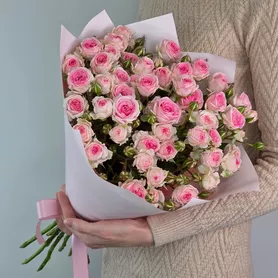 Букет из 9 кустовых розовых роз Кейтлин от интернет-магазина «Чёткий букет» в Воронеже