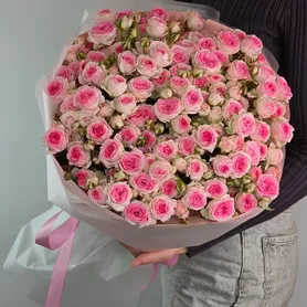 Букет из 25 кустовых розовых роз Кейтлин от интернет-магазина «Чёткий букет» в Воронеже