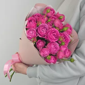 Букет из 5 кустовых малиновых пионовидных роз Мисти Баблс от интернет-магазина «Чёткий букет» в Воронеже