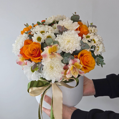 Розы махровые хризантемы сантини и альстромерии с эвкалиптом в шляпной коробке от интернет-магазина «Чёткий букет» в Воронеже