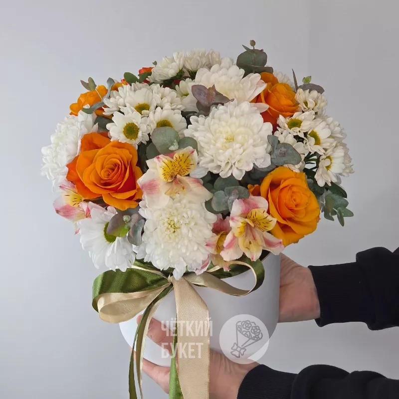 Розы махровые хризантемы сантини и альстромерии с эвкалиптом в шляпной коробке