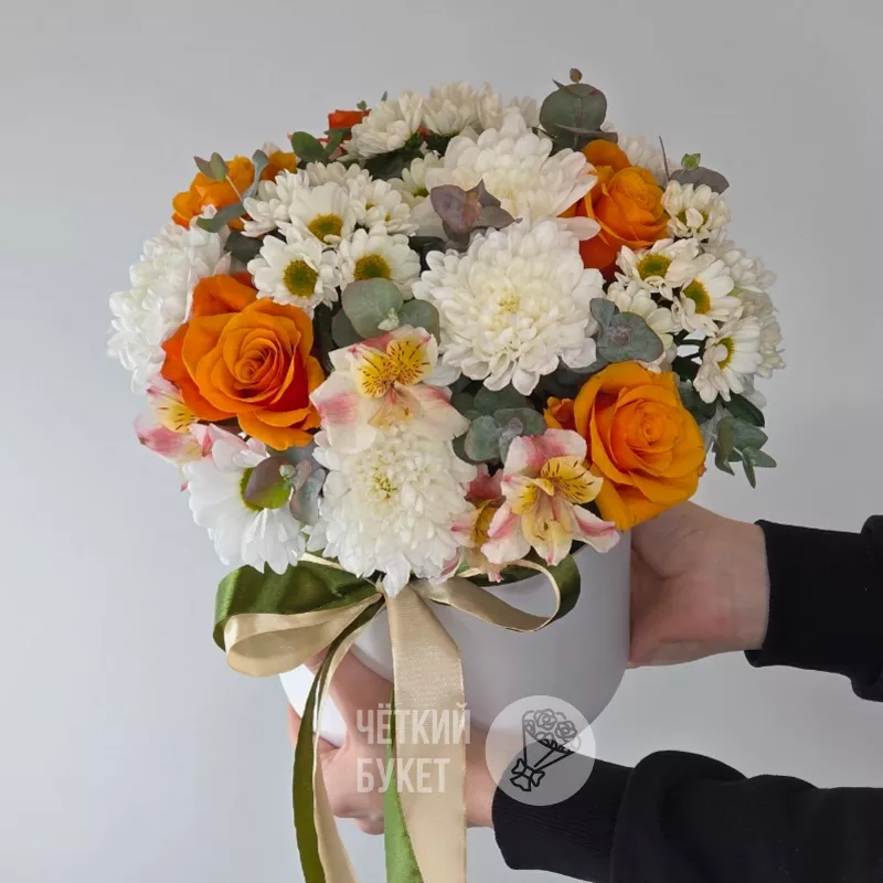 Розы махровые хризантемы сантини и альстромерии с эвкалиптом в шляпной коробке 2