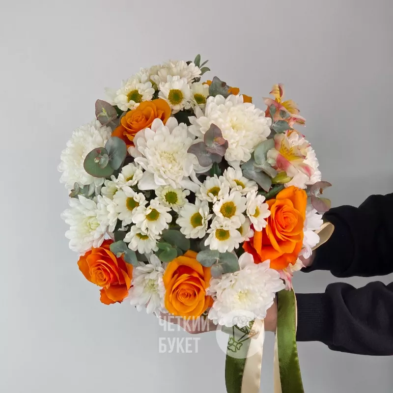 Розы махровые хризантемы сантини и альстромерии с эвкалиптом в шляпной коробке 1