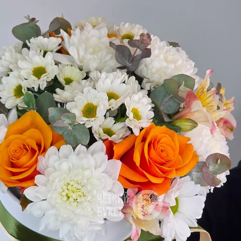 Розы махровые хризантемы сантини и альстромерии с эвкалиптом в шляпной коробке 3