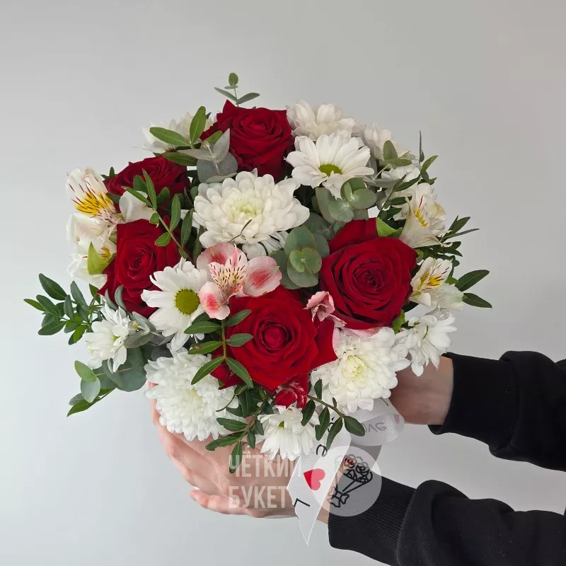 Красные розы хризантемы альстромерии с зеленью эвкалипта и фисташки в коробке 2