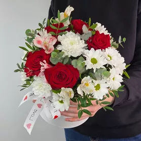 Красные розы хризантемы альстромерии с зеленью эвкалипта и фисташки в коробке от интернет-магазина «Чёткий букет» в Воронеже