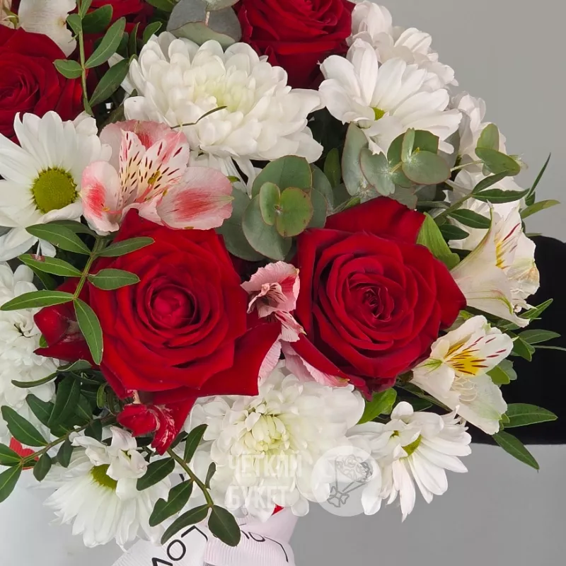 Красные розы хризантемы альстромерии с зеленью эвкалипта и фисташки в коробке 3