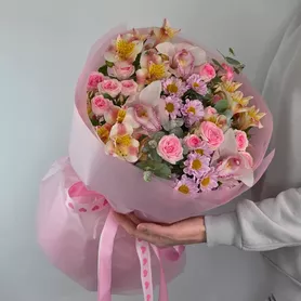 Букет из сантини альстромерий розовых кустовых роз и орхидей от интернет-магазина «Чёткий букет» в Воронеже