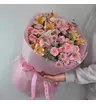 Букет из сантини альстромерий розовых кустовых роз и орхидей