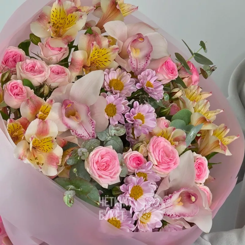 Букет из сантини альстромерий розовых кустовых роз и орхидей 3