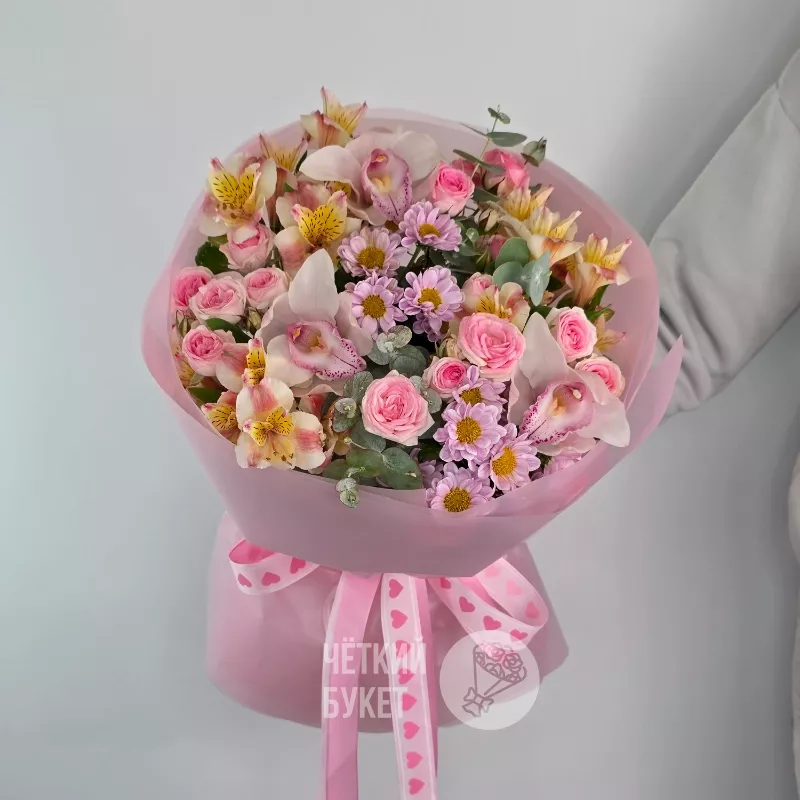 Букет из сантини альстромерий розовых кустовых роз и орхидей 1