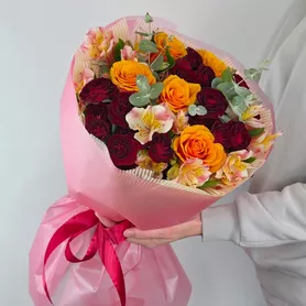 Букет из роз и альстромерий с эвкалиптом  от интернет-магазина «Чёткий букет» в Воронеже