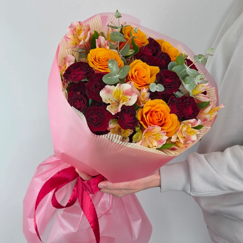 Букет из роз и альстромерий с эвкалиптом  от интернет-магазина «Чёткий букет» в Воронеже