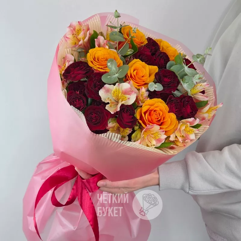 Букет из роз и альстромерий с эвкалиптом 