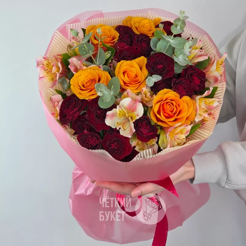 Букет из роз и альстромерий с эвкалиптом  1