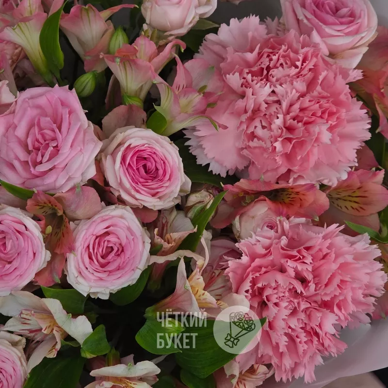 Букет из кустовых розовых роз гвоздик и альстромерий  2