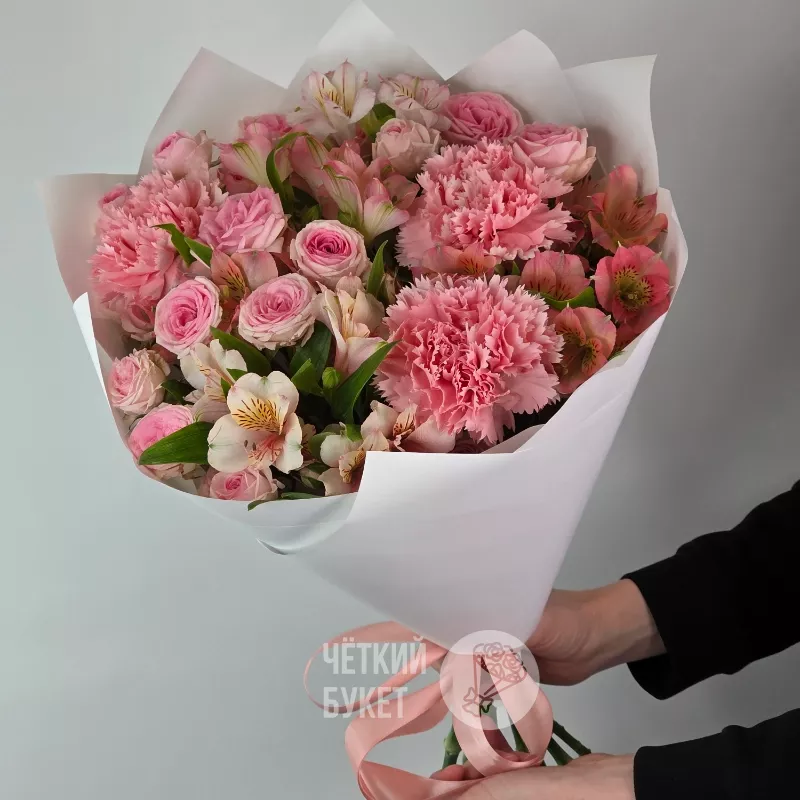 Букет из кустовых розовых роз гвоздик и альстромерий  4