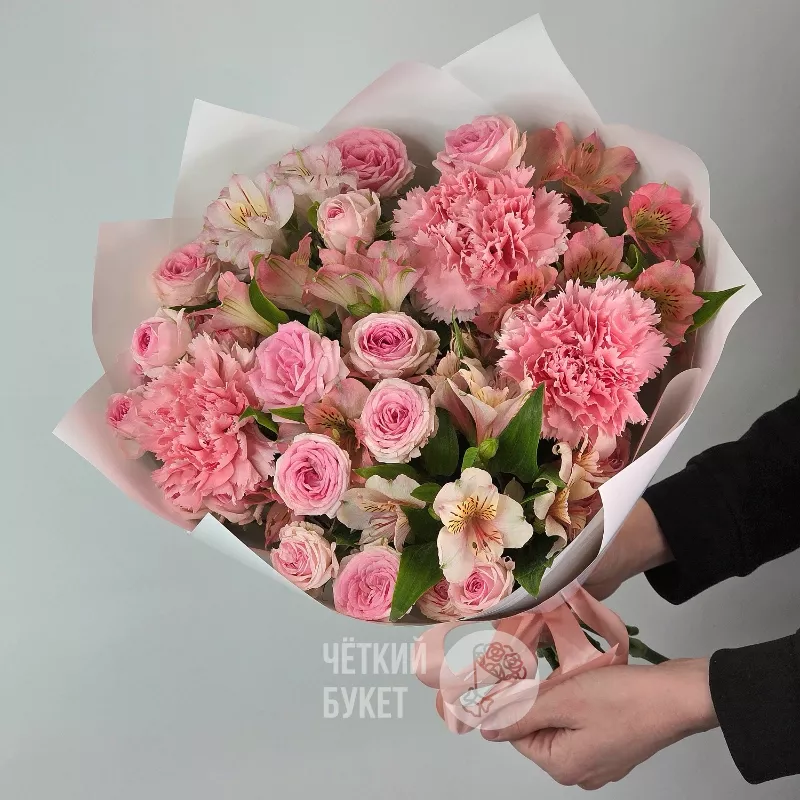 Букет из кустовых розовых роз гвоздик и альстромерий  1