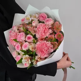 Букет из кустовых розовых роз гвоздик и альстромерий  от интернет-магазина «Чёткий букет» в Воронеже