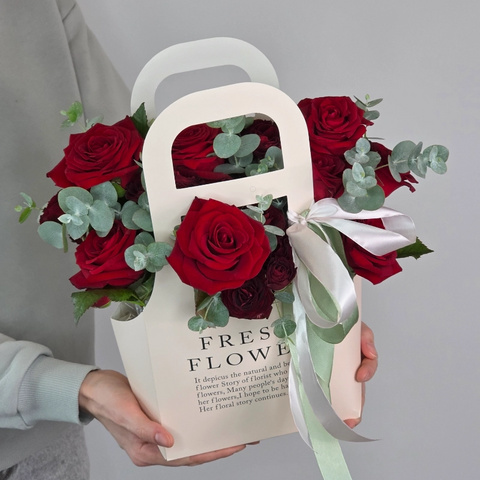 Красные розы Ред Наоми с эвкалиптом в сумочке от интернет-магазина «Чёткий букет» в Воронеже