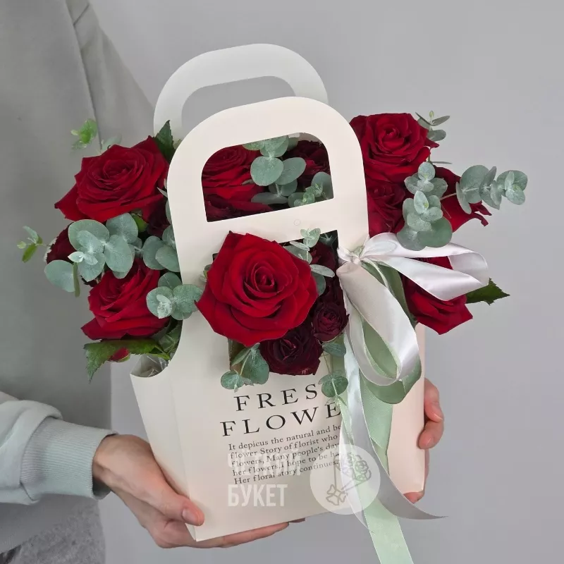 Красные розы Ред Наоми с эвкалиптом в сумочке
