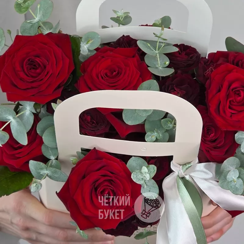 Красные розы Ред Наоми с эвкалиптом в сумочке 2