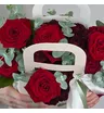 Красные розы Ред Наоми с эвкалиптом в сумочке 2