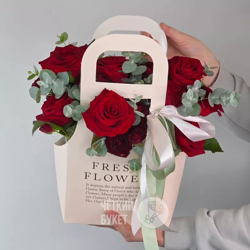 Красные розы Ред Наоми с эвкалиптом в сумочке 1