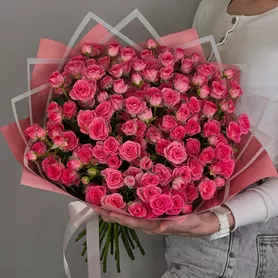 Букет из 25 розовых кустовых роз Пинк Хеопс от интернет-магазина «Чёткий букет» в Воронеже