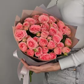 Букет из 9 розовых кустовых роз Спешл Дайменшен от интернет-магазина «Чёткий букет» в Воронеже