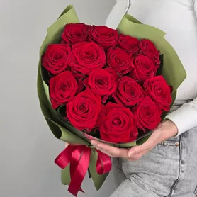 Букет из 15 красных роз Ред Наоми в зеленом  от интернет-магазина «Чёткий букет» в Воронеже