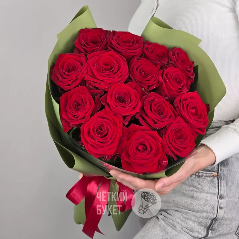 Букет из 15 красных роз Ред Наоми в зеленом 