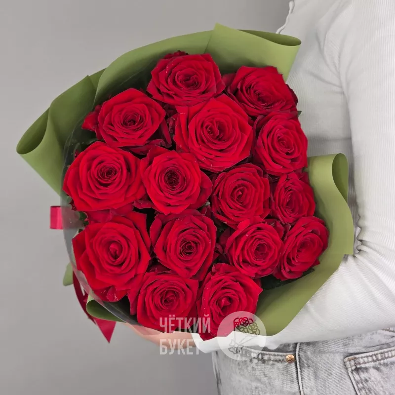 Букет из 15 красных роз Ред Наоми в зеленом  2